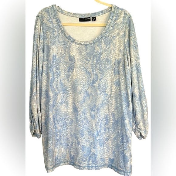 SUSAN GRAVER Weekend Blue/White Scoop Neck Snakeskin Tunic Top, Size 1X, GUC. - Picture 1 of 6